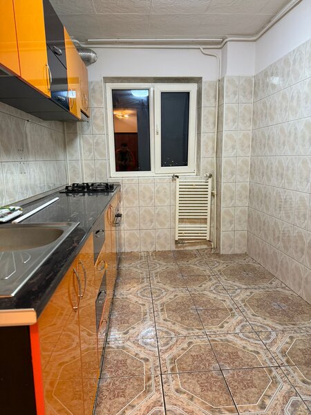 Nicolae Grigorescu, 5-7 minute metrou, bloc 1984,